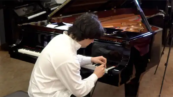 Portuguese musician breaks record for astonishingly fast piano key hitting